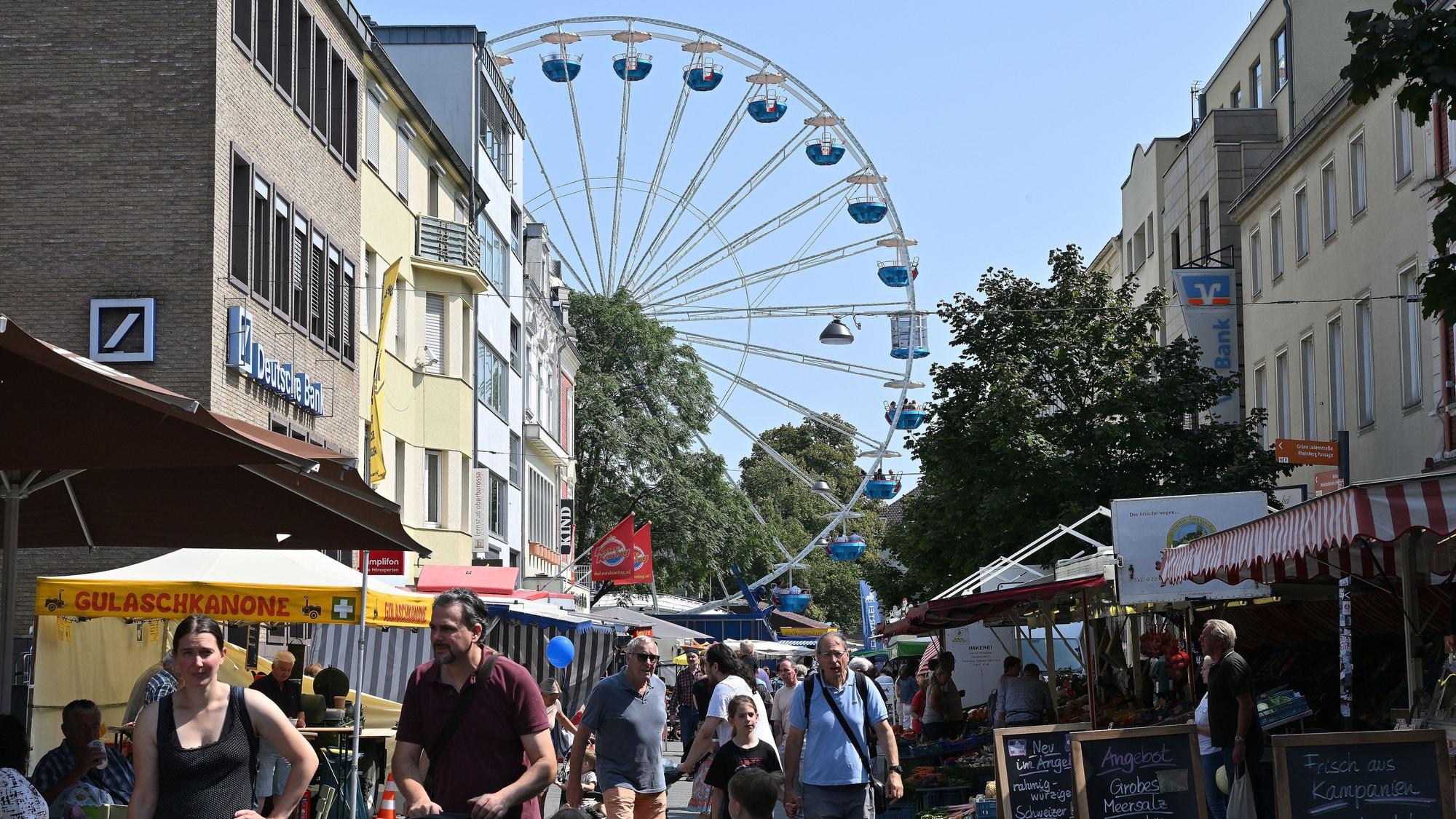 Im Vordergrund Menschen, im Hintergrund ein Riesenrad