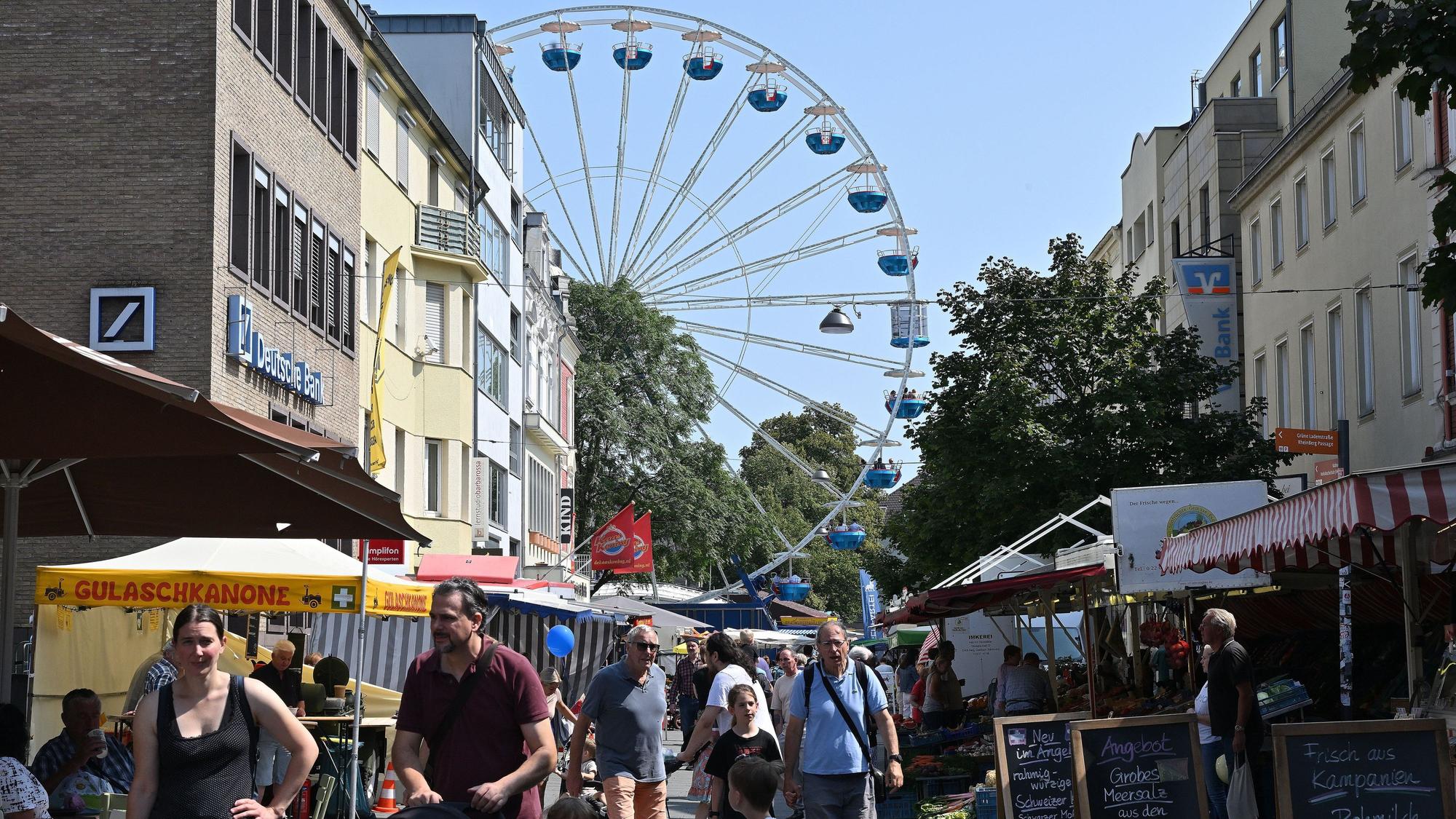 Ein Riesenrad steht in der Gladbacher Stadtmitte, davor Buden und Stände der Kirmes.