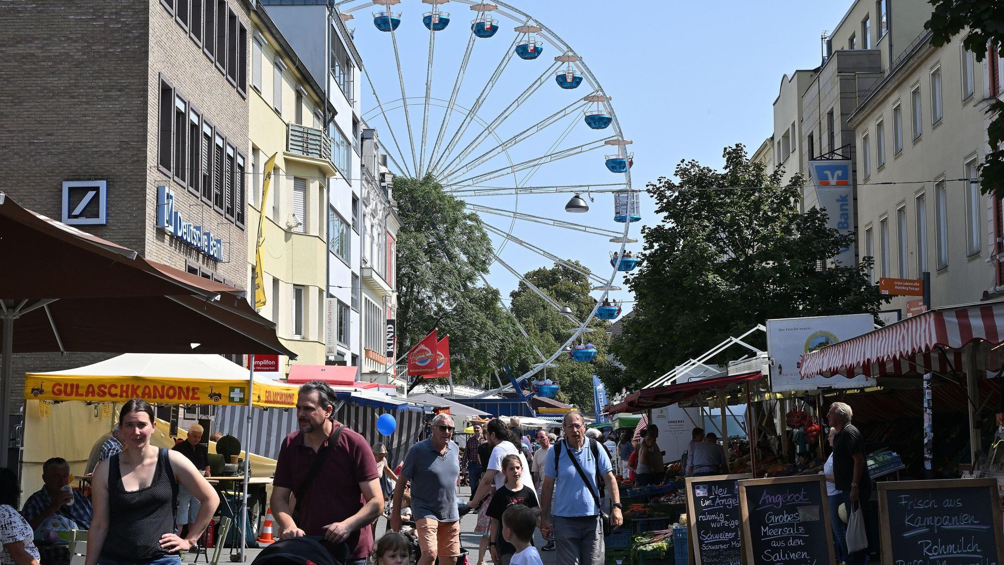 Ein Riesenrad und viele Verkaufsstände sind in der Bergisch Gladbacher Innenstadt zu sehen.
