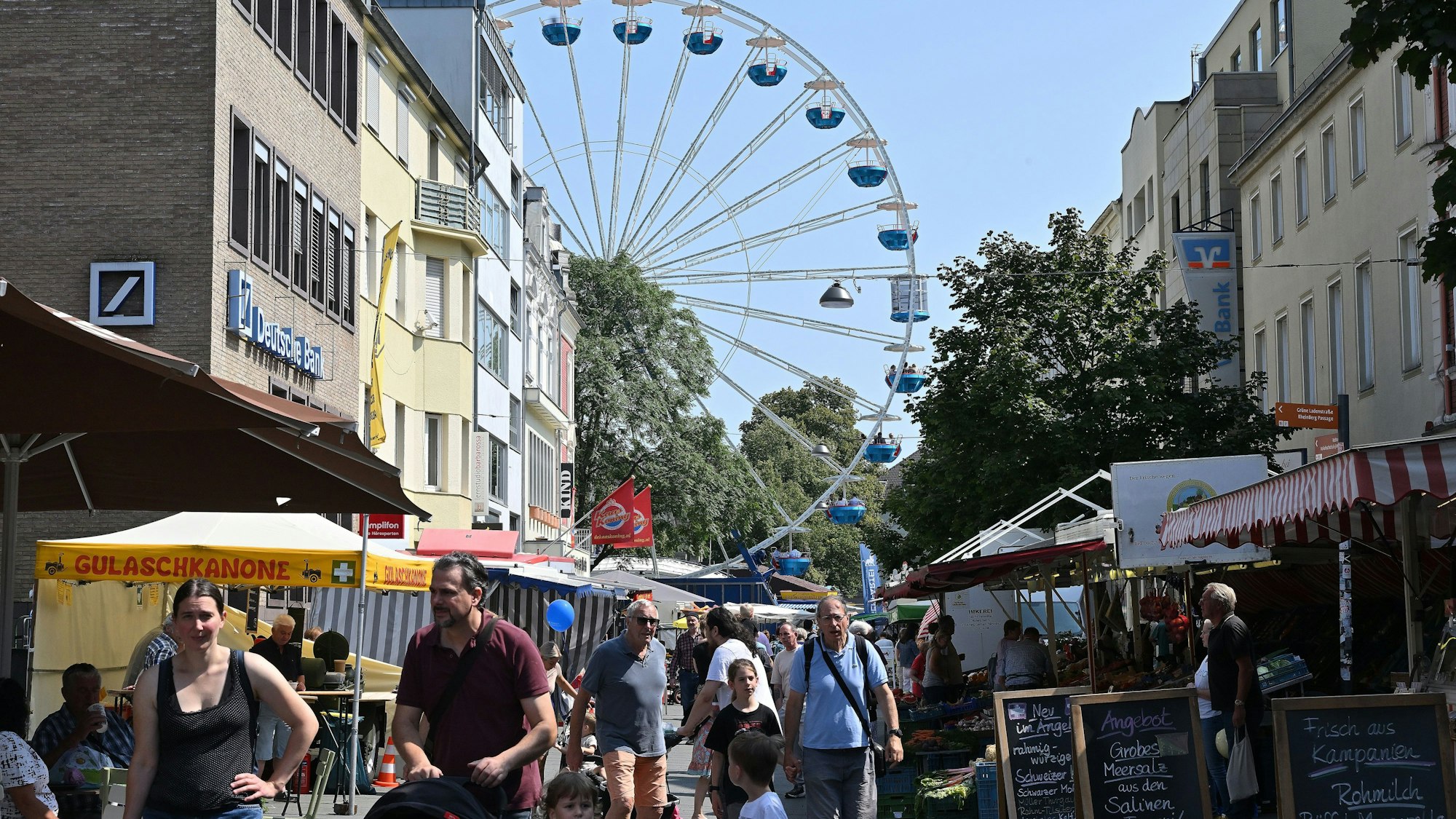 Ein Riesenrad und viele Verkaufsstände sind in der Bergisch Gladbacher Innenstadt zu sehen.