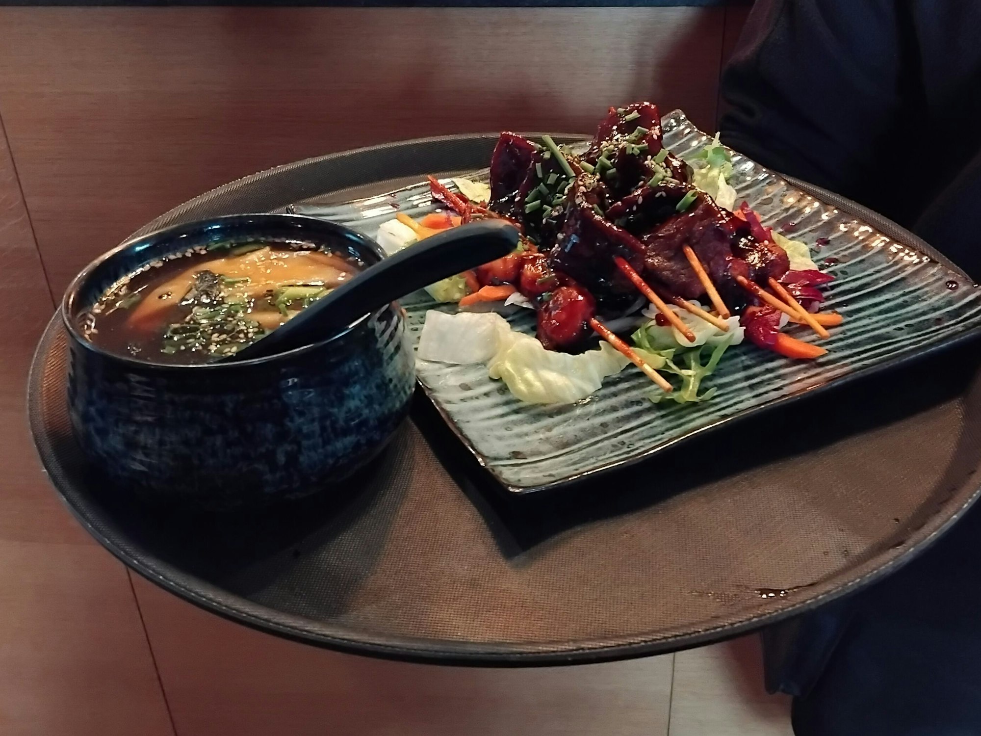 Mehr als Sushi: Hier werden marinierte Fleischspieße serviert.