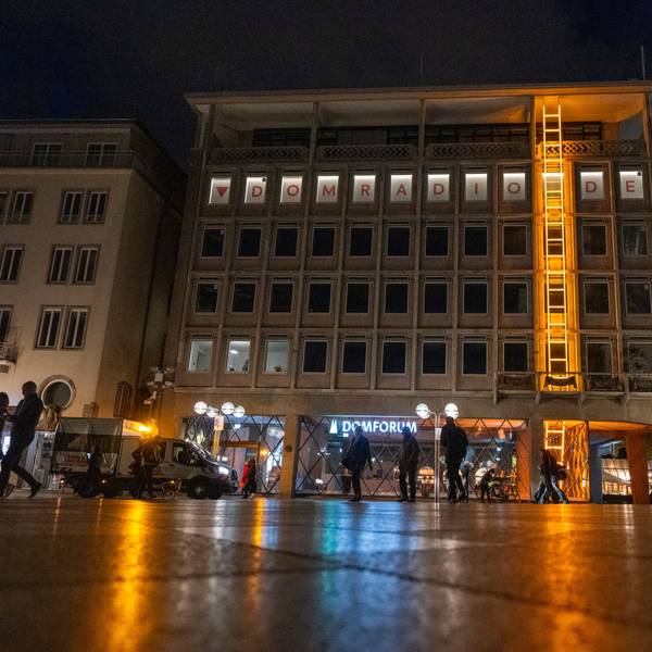 26.10.2025, Köln: Die Himmelsleiter ist eine Kunstinstallation an der Fassade des Domforums. Bei der etwa 20 Meter langen Leiter handelt es sich um ein Kunstwerk aus gold-gelb lackiertem Aluminium und Neonglas. Es leuchtet bis ins nächste Jahr hinein, stets ab der Dämmerung. Foto: Uwe Weiser
