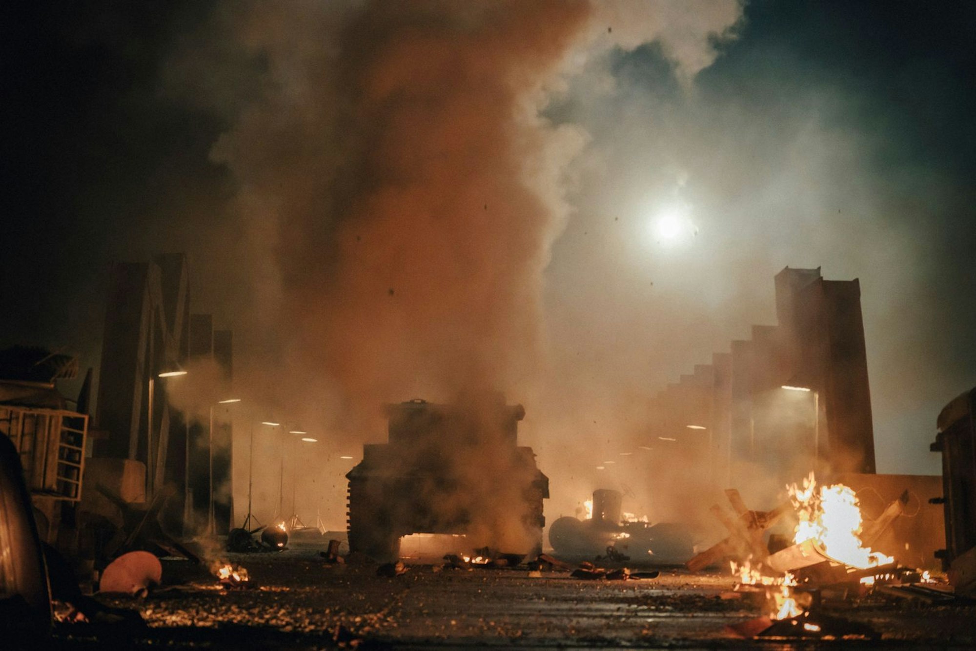 Beim Rückzugskampf auf einer Brücke zeichnet sich die Besatzung des Tigers durch besonderen Mut aus. Die Belohnung: ein neuer, lebensgefährlicher Auftrag! (Bild: Amazon MGM Studios)