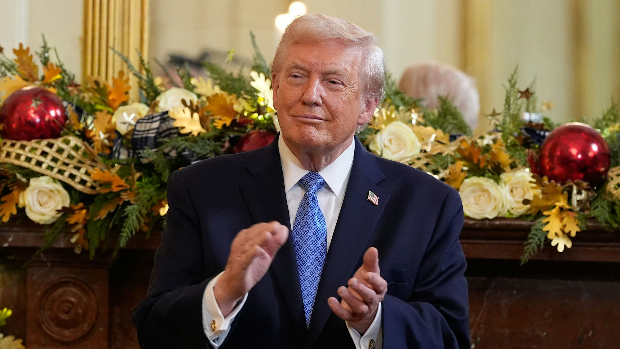 Das Foto zeigt US-Präsident Donald Trump applaudierend während eines Chanukka-Empfangs im East Room des Weißen Hauses in Washington. Foto: Alex Brandon/AP/dpa