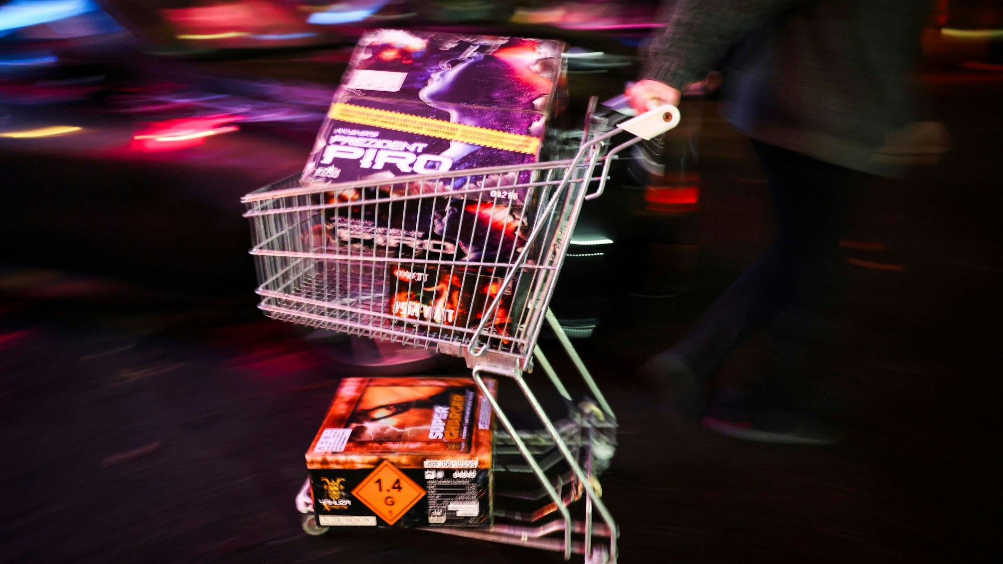 Ein mit Feuerwerkskörpern gefüllter Einkaufswagen.