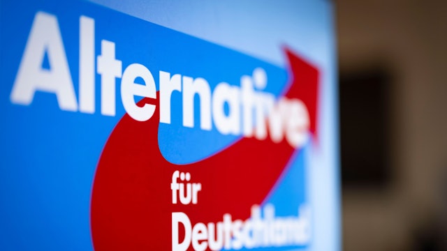 Politiker der AfD werden wieder bei der Münchner Sicherheitskonferenz vertreten sein (Symbolbild mit AfD-Logo).