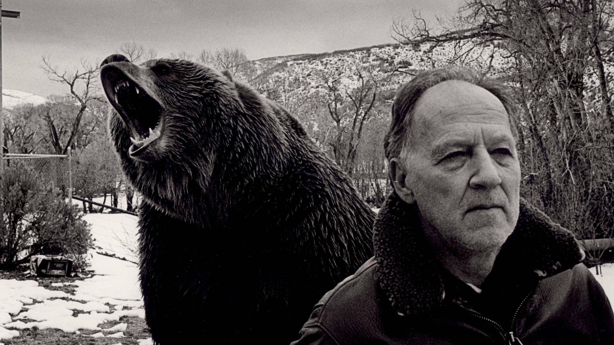 Das Bild zeigt Werner Herzog am Set des Films „Grizzly Man“. Foto:IMAGO / EntertainmentPictures