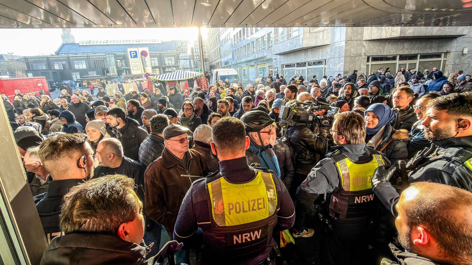 Polizeieinsatz an der Sparkassenfiliale in Gelsenkirchen-Buer, nachdem wartende Kunden versucht hatten in die Bank zu gelangen. Foto: Christoph Reichwein/dpa