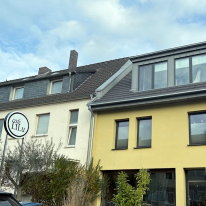 Ein Schild am Fenster kündigt an: Die Alvinha Wein- und Kaffeebar kommt in die Südstadt.