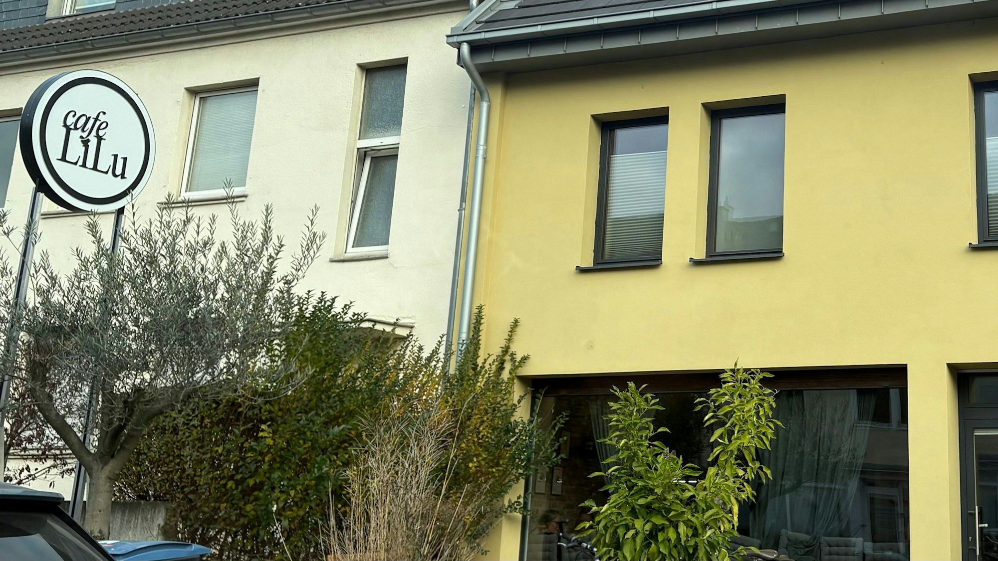 Ein Schild am Fenster kündigt an: Die Alvinha Wein- und Kaffeebar kommt in die Südstadt.