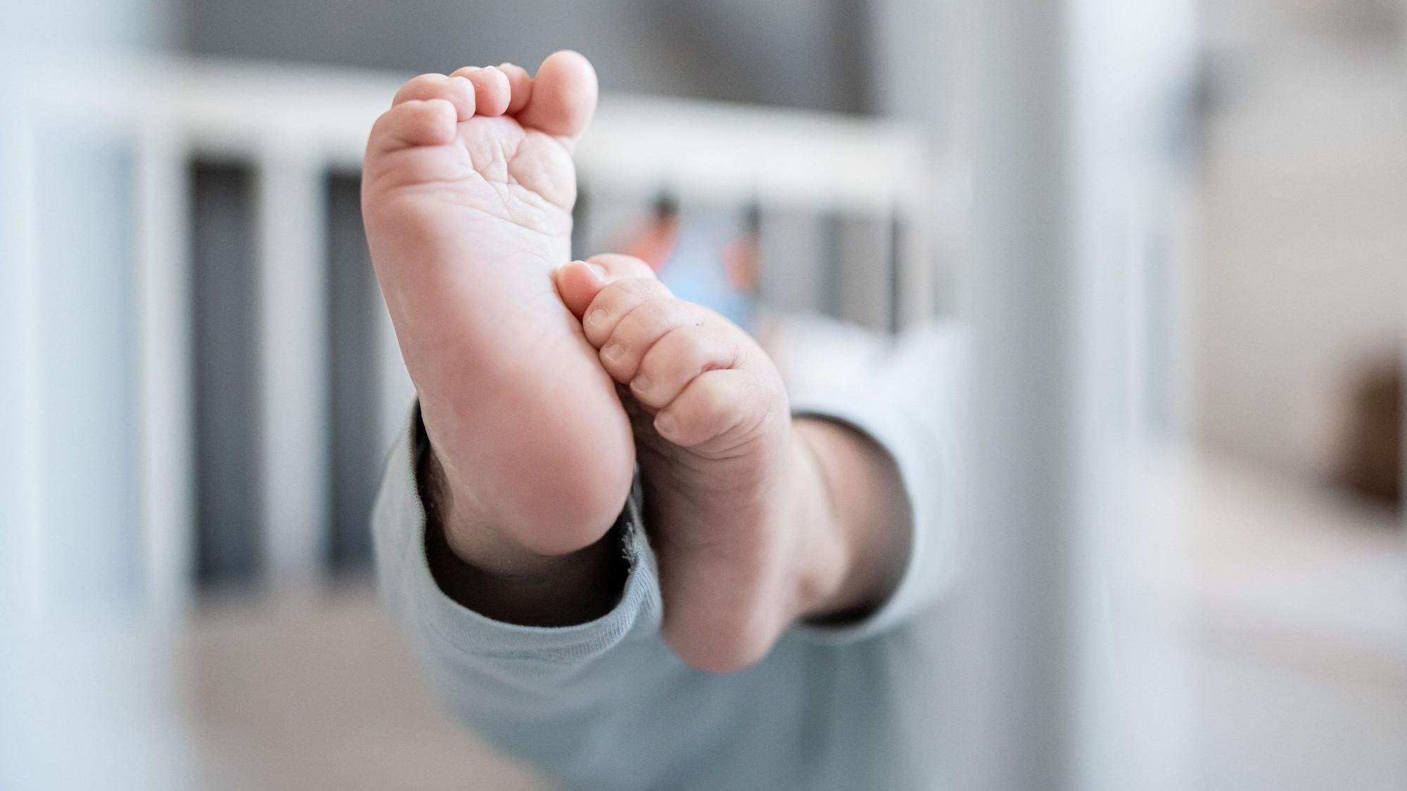 Namensforscher haben die Listen mit den beliebtesten Vornamen 2025 herausgegeben (Symbolbild mit Babyfüßen).