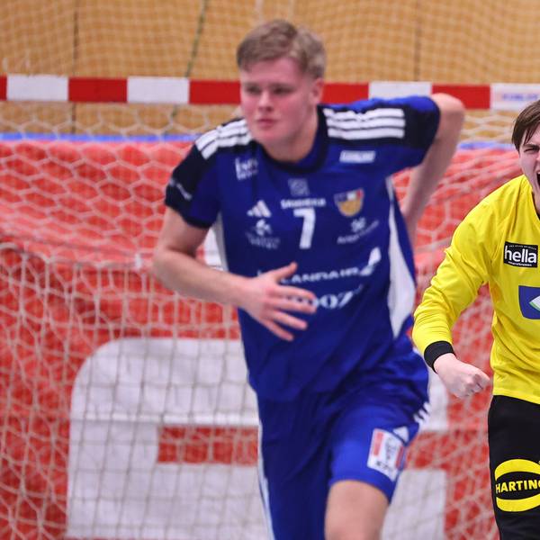 Zu sehen ist ein junger Handballtorwart im Spiel.