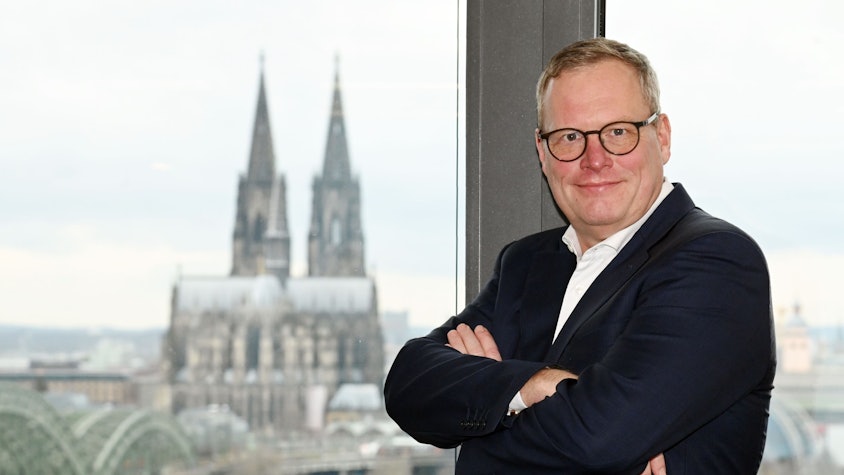 Carsten Schildknecht, Vorstandschef Zurich Versicherung Deutschland, in der Deutzer Konzenzentrale mit Blick auf den Dom.
