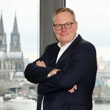 Carsten Schildknecht, Vorstandschef Zurich Versicherung Deutschland, in der Deutzer Konzenzentrale mit Blick auf den Dom.