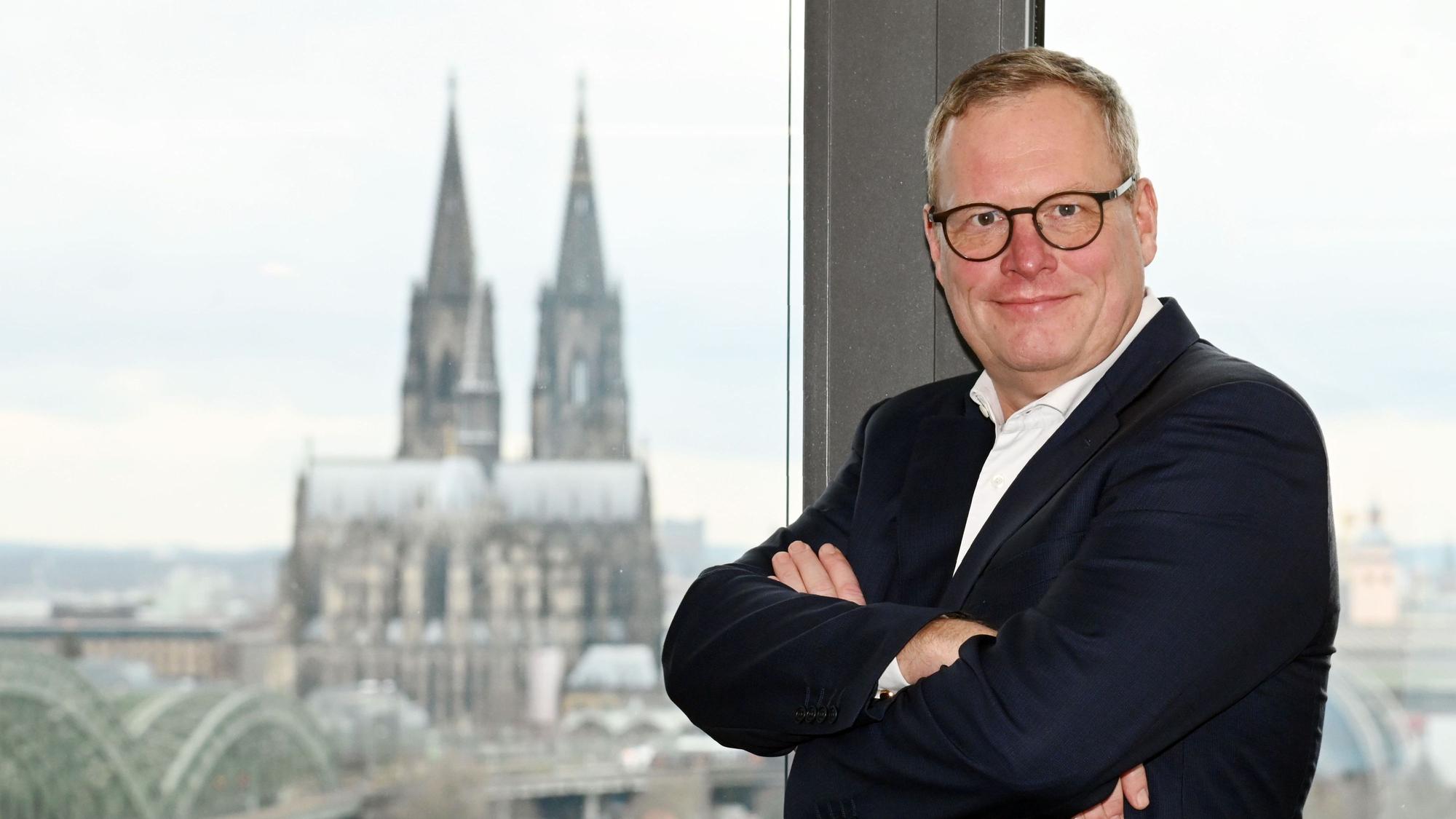 Carsten Schildknecht, Vorstandschef Zurich Versicherung Deutschland, in der Deutzer Konzenzentrale mit Blick auf den Dom.