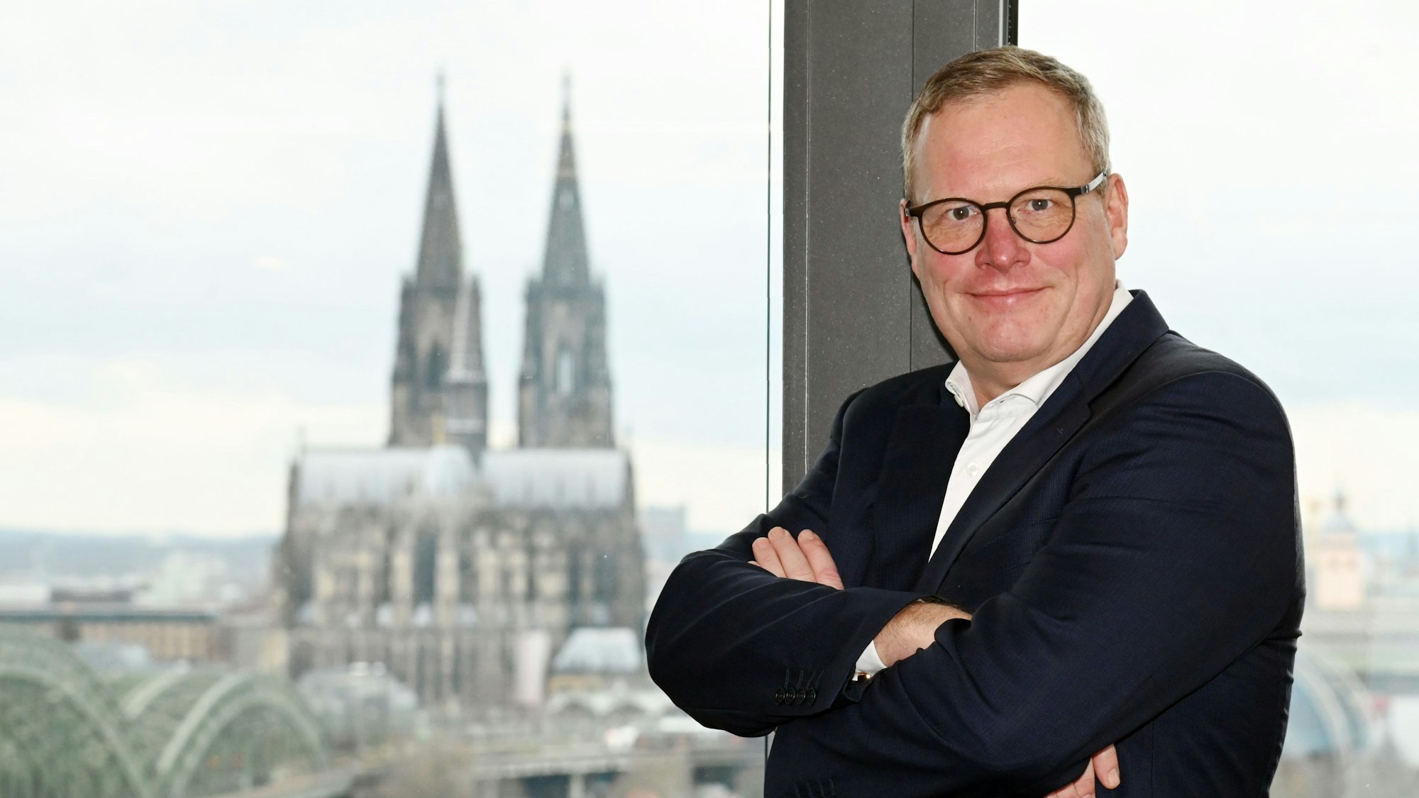 Carsten Schildknecht, Vorstandschef Zurich Versicherung Deutschland, in der Deutzer Konzenzentrale mit Blick auf den Dom.
