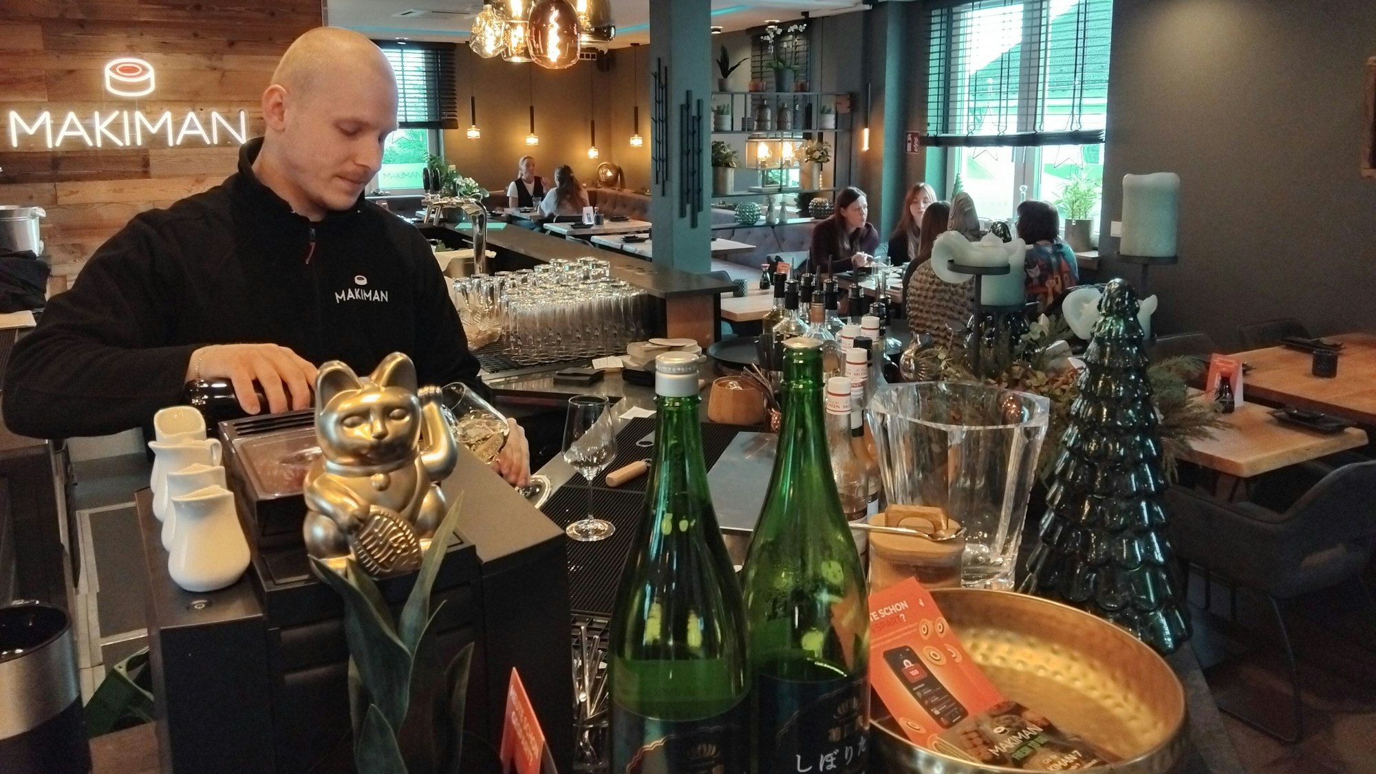 Viel Holz, warme Farben und stylische Winkekatzen: Das Team um Betriebsleiter Joel Hibert (Foto) gestaltete das Makiman 7 mit.