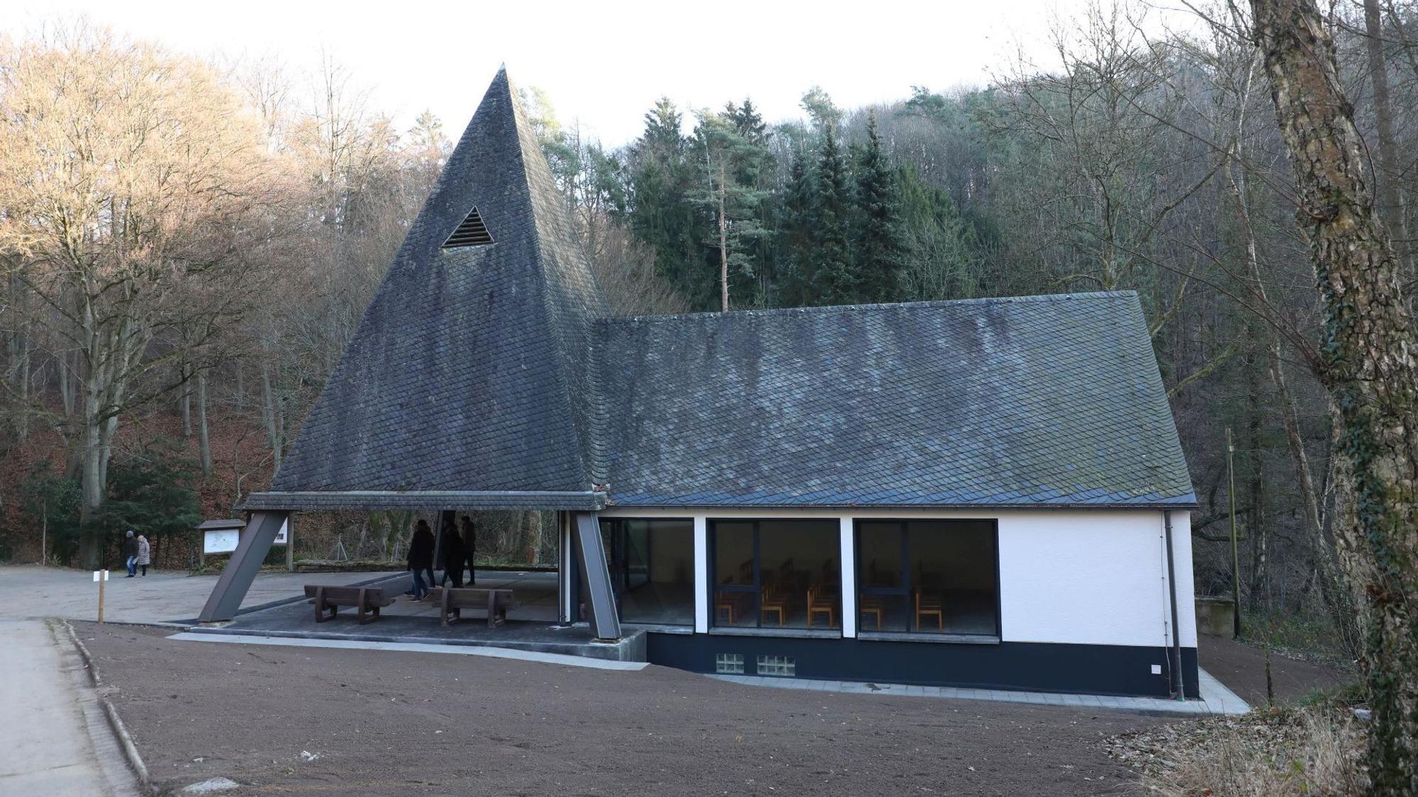 Eine Kapelle mit Trauerhalle.