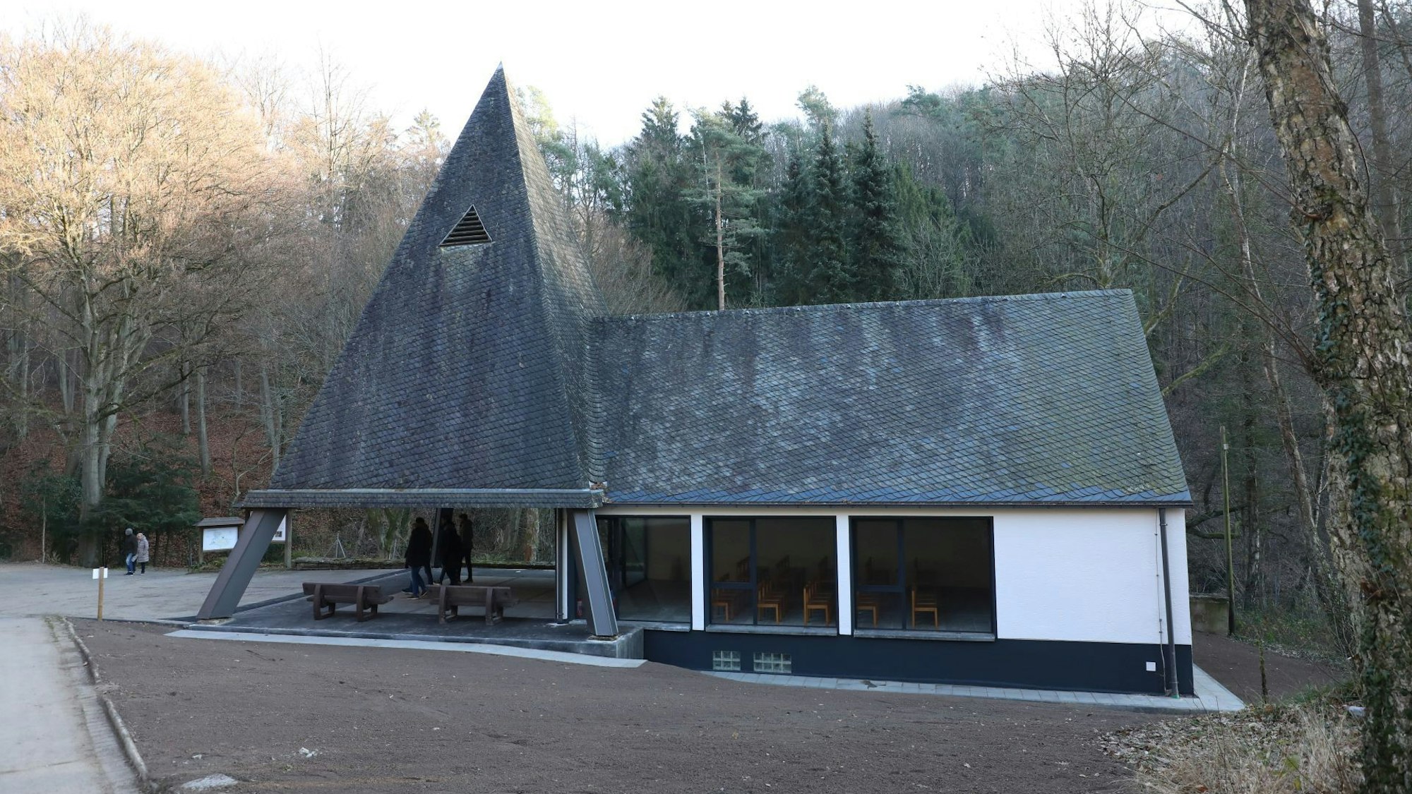 Eine Kapelle mit Trauerhalle.