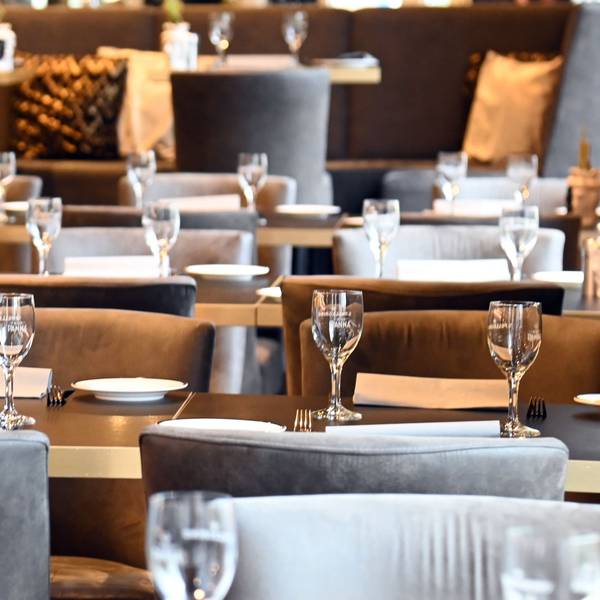 Gedeckte Tische in der Kölner „Fioretto Weinbar und Ristorante“.