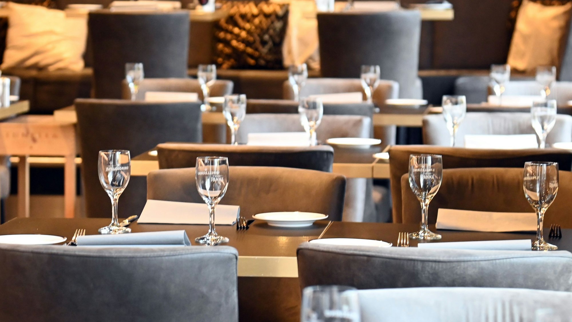 Gedeckte Tische in der Kölner „Fioretto Weinbar und Ristorante“.