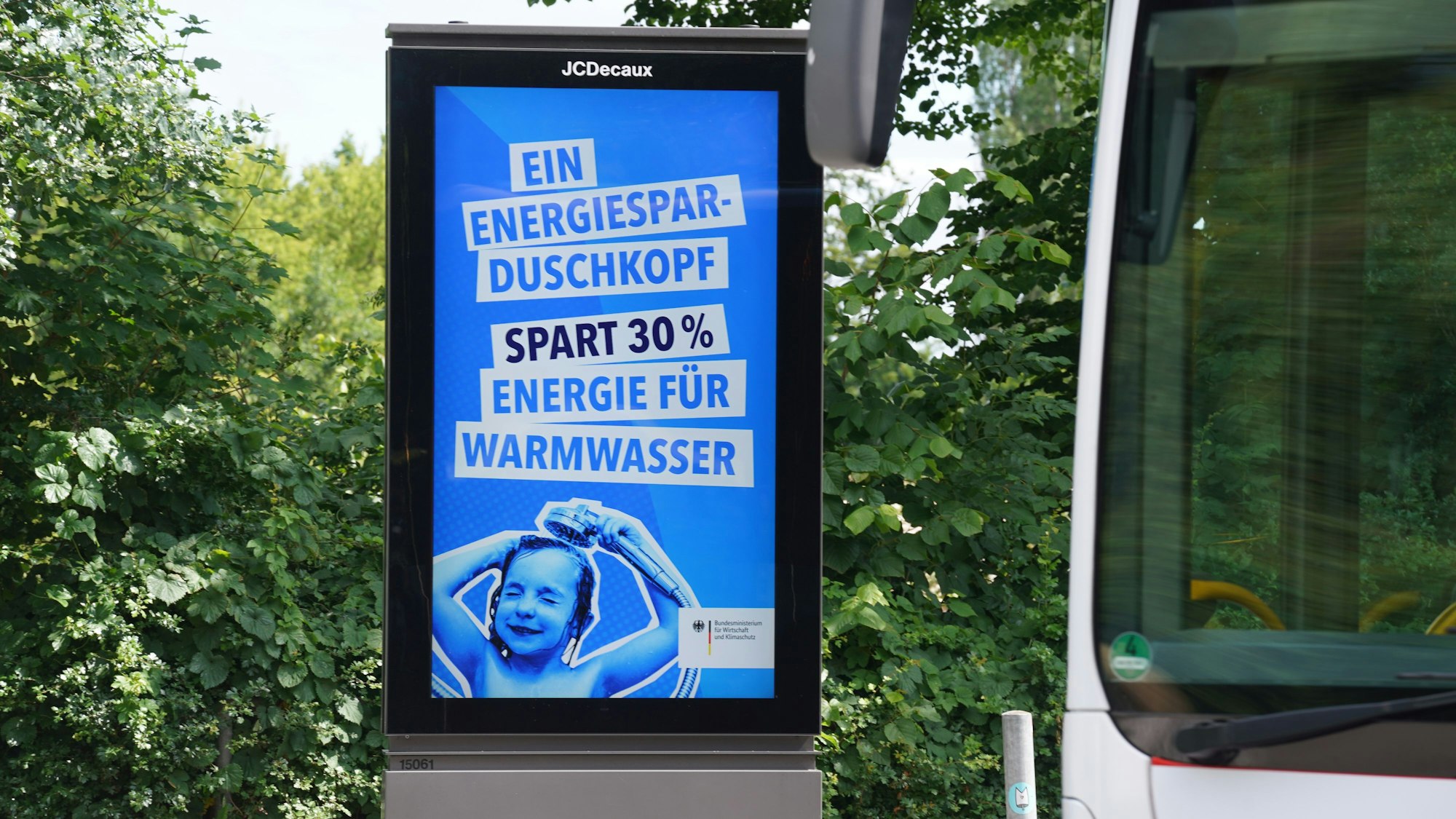 Blick auf eine digitale Tafel.