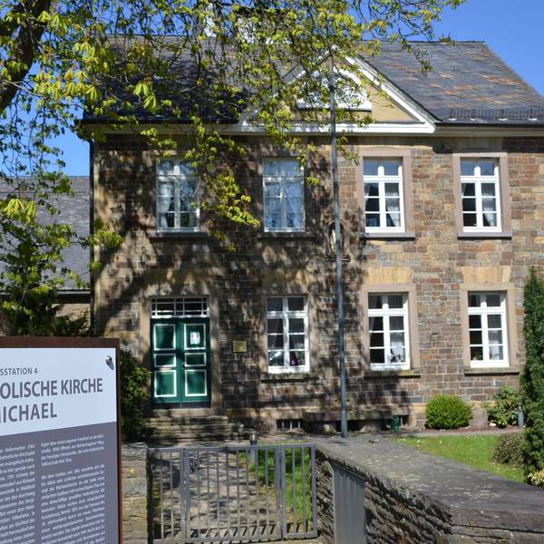 Verwaltungssitz der neuen Großpfarrei St. Michael und St. Gertrud ist das Pfarrhaus von St. Michael an der Hochstraße in Waldbröl. Es ist zudem eine der 27 Geschichtsstationen in der Marktstadt.