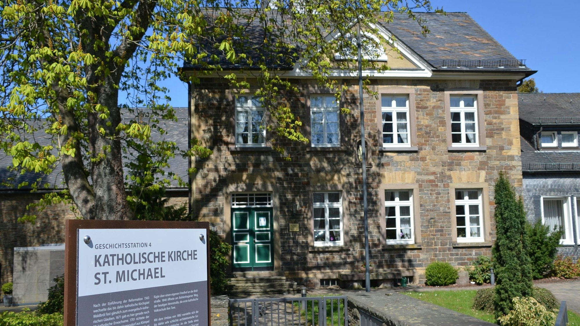 Verwaltungssitz der neuen Großpfarrei St. Michael und St. Gertrud ist das Pfarrhaus von St. Michael an der Hochstraße in Waldbröl. Es ist zudem eine der 27 Geschichtsstationen in der Marktstadt.