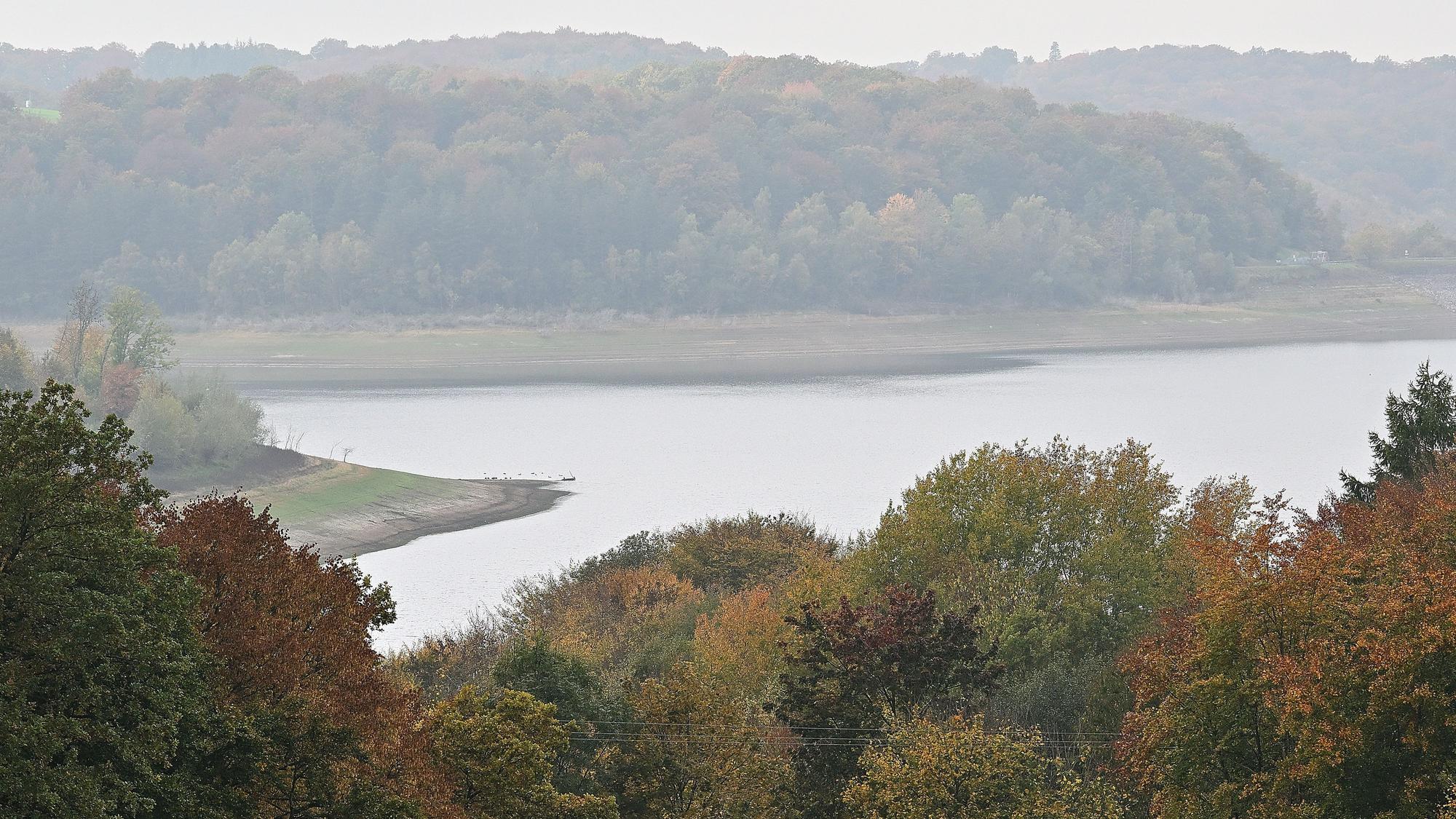 Die Dhünntalsperre mit niedrigem Wasserpegel ist zu sehen.
