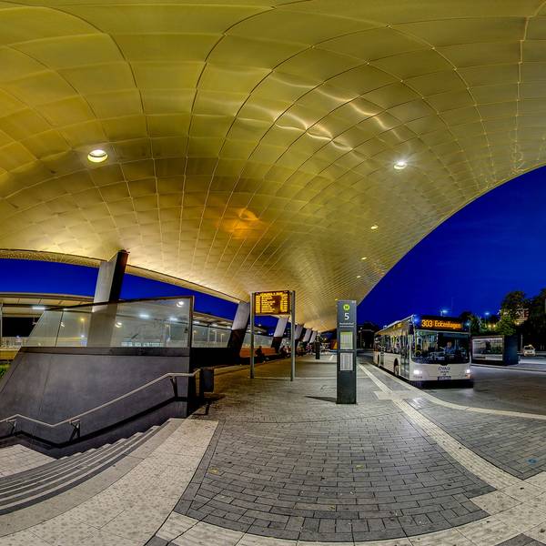 Auch im Dunkeln ein echter Hingucker: Der Busbahnhof in der Kreisstadt Gummersbach leuchtet zur Blauen Stunde.