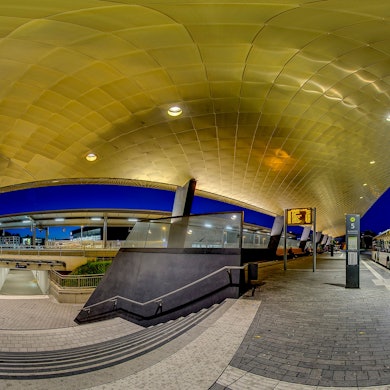 Auch im Dunkeln ein echter Hingucker: Der Busbahnhof in der Kreisstadt Gummersbach leuchtet zur Blauen Stunde.