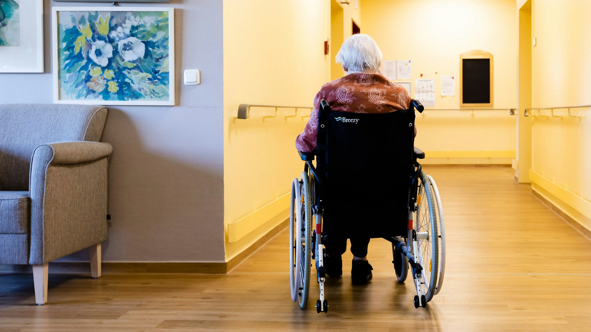 Symbolbild: In ihrem Rollstuhl fiel die Verstorbene die Treppe hinunter. Laut ihrem Bruder habe sie dadurch zahlreiche Knochenbrüche und weitere Verletzungen erlitten.