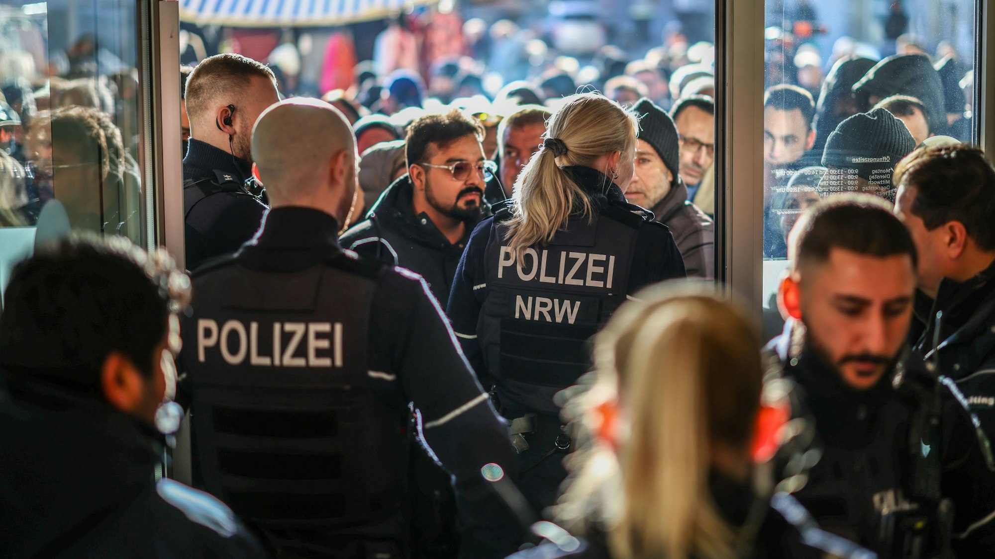 Die Polizei musste zur Sicherung der Sparkassenfiliale in Gelsenkirchen-Buer anrücken.