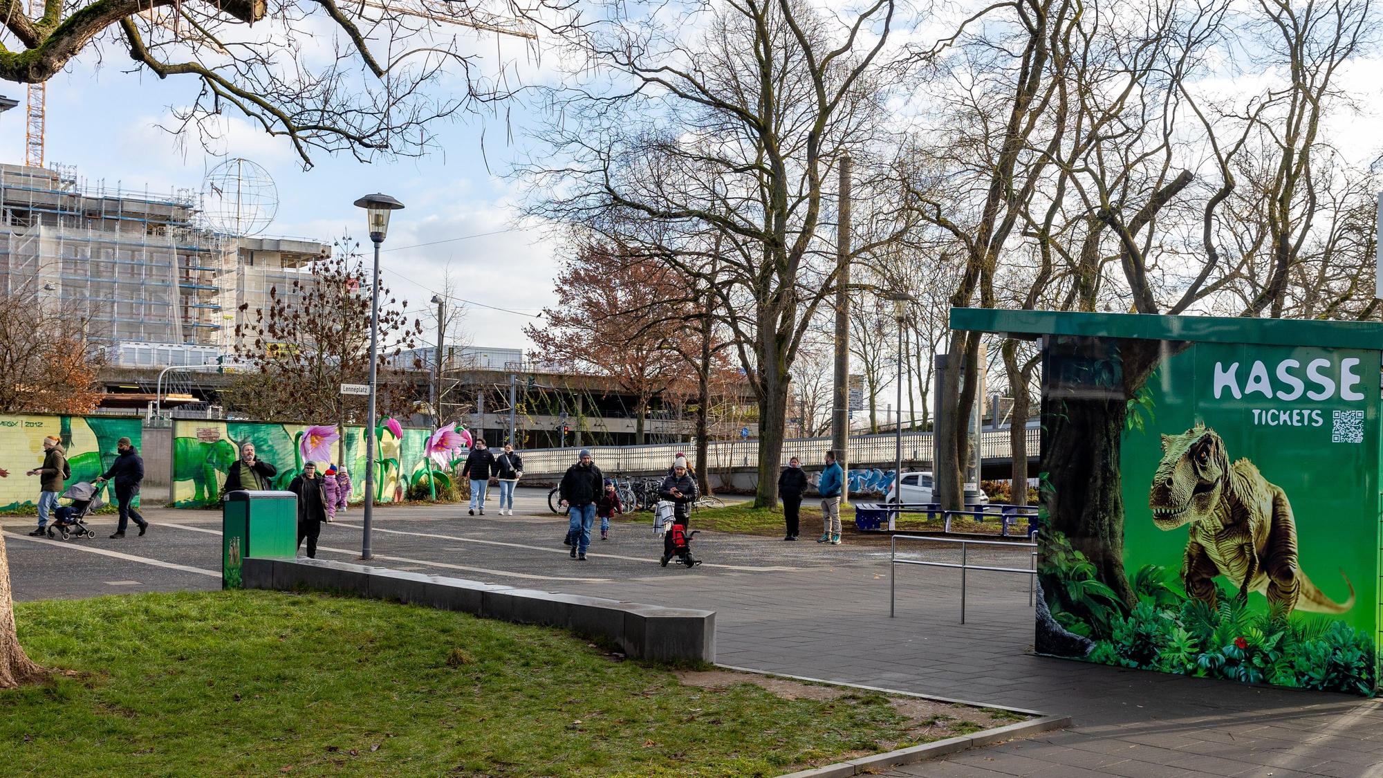 Der Eingangsbereich des Zoos, im Hintergrund das Parkhaus der Stadt.