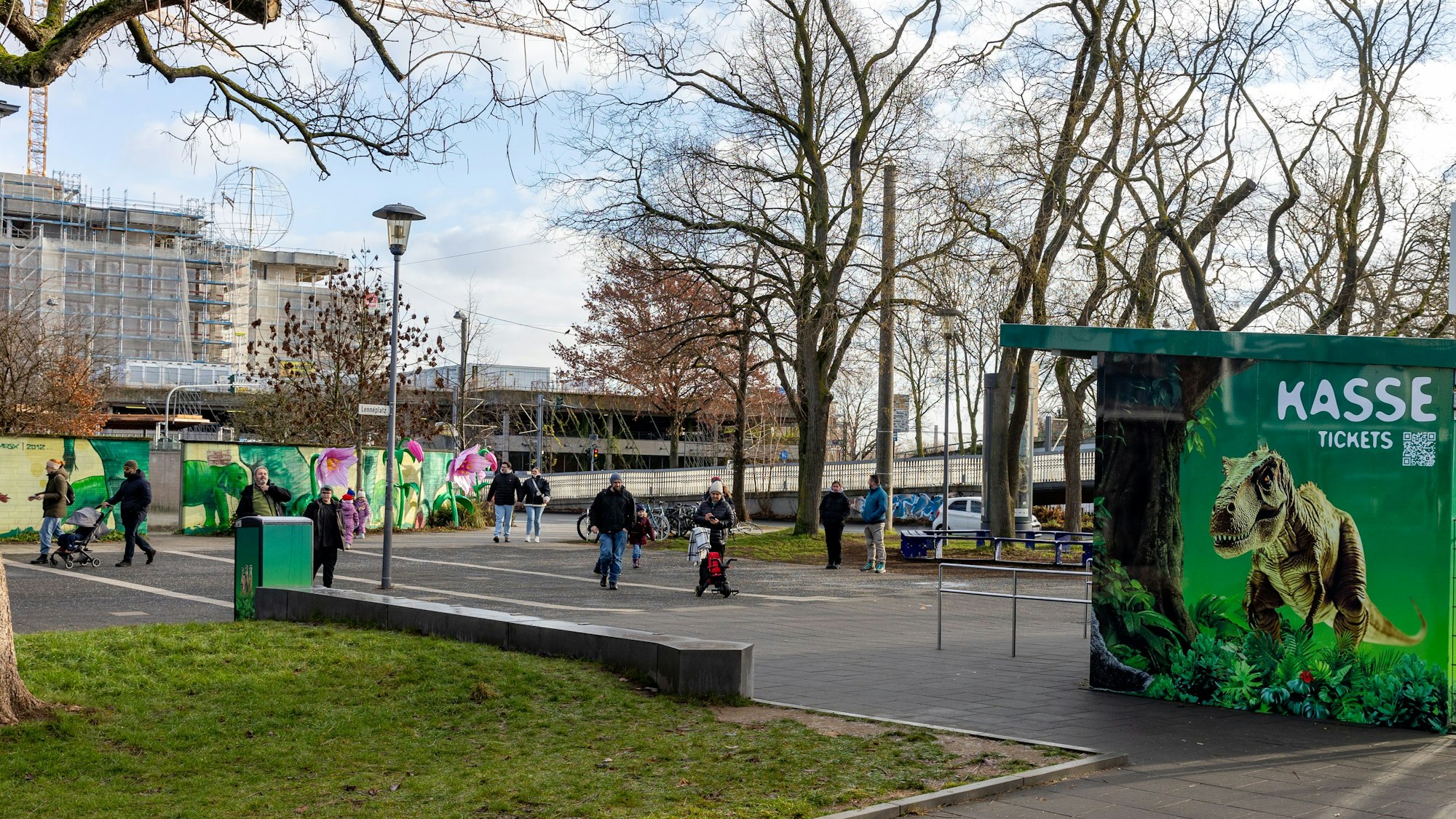 Der Eingangsbereich des Zoos, im Hintergrund das Parkhaus der Stadt.
