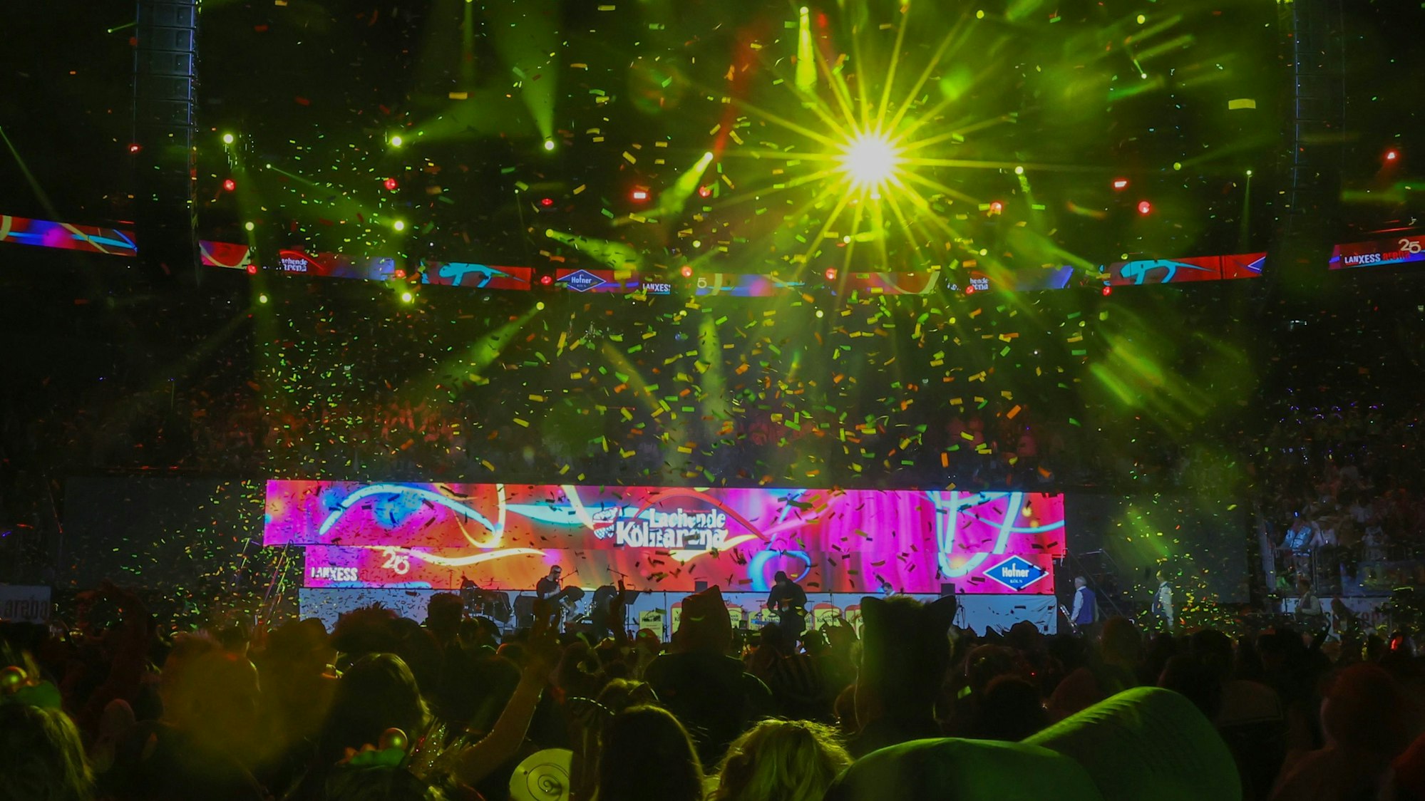 Konfetti und Lichter über der Bühne der Lachenden Kölnarena im Januar 2024. (Archivbild)