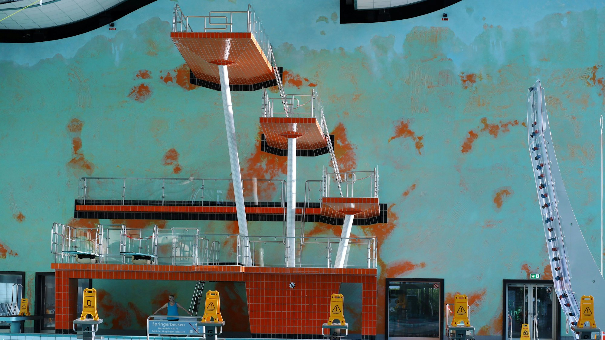 Rostflecken oder Kunst an der Wand? Die Wand hinter dem Sprungturm im Agrippabad bot Anlass für Interpretation.