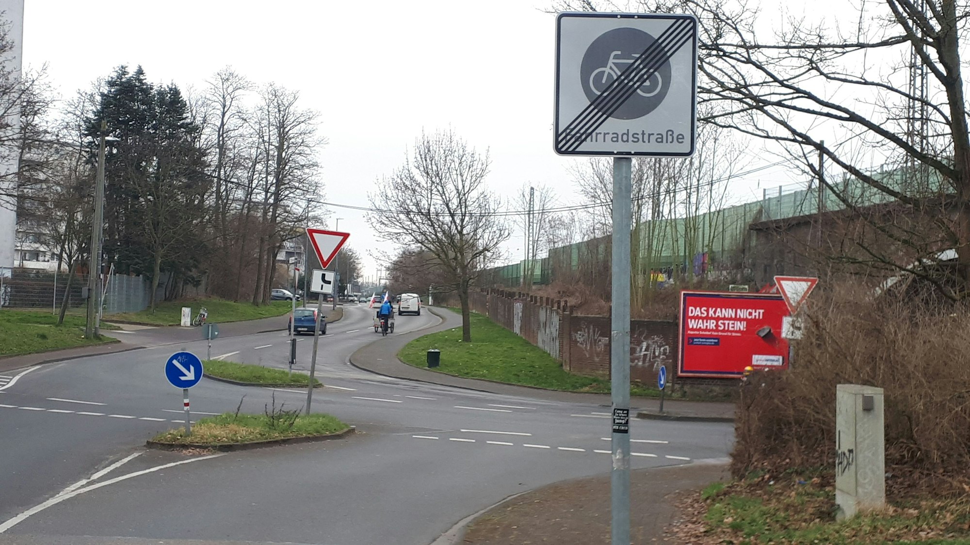 Eine Straße trifft auf eine abknickende Vorfahrtsstraße.
