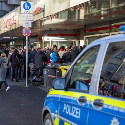 Polizeieinsatz an der Sparkassenfiliale in Gelsenkirchen-Buer, nachdem wartende Kunden versucht hatten in die Bank zu gelangen.