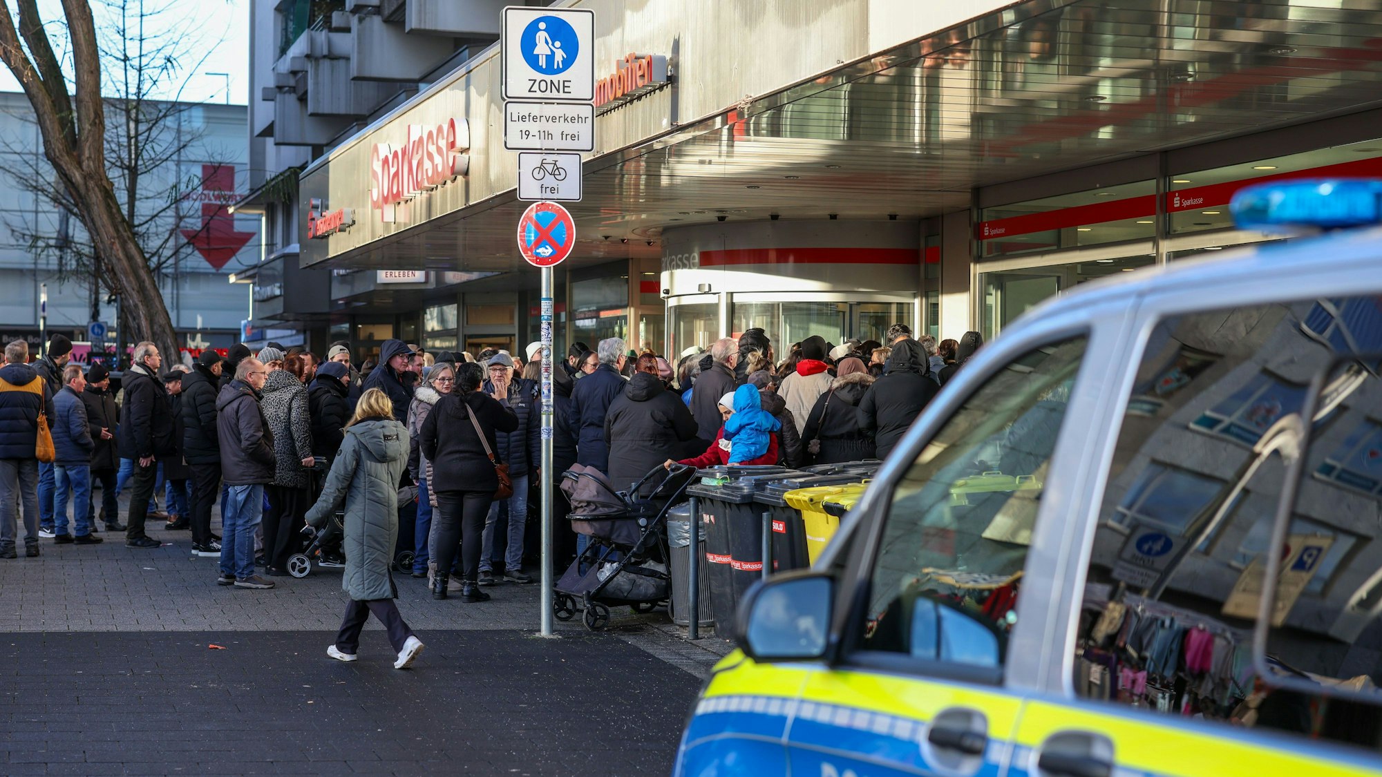 Polizeieinsatz an der Sparkassenfiliale in Gelsenkirchen-Buer, nachdem wartende Kunden versucht hatten in die Bank zu gelangen.