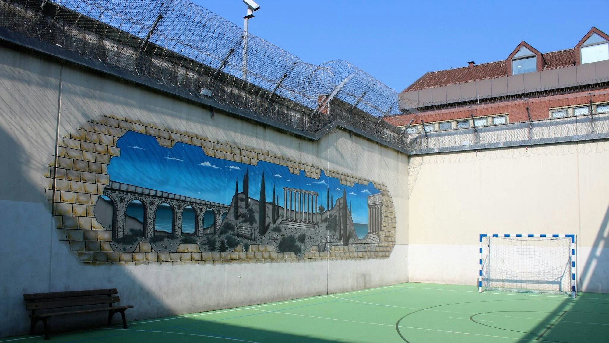 „Mädchen schwänzen eher wegen Mobbing die Schule, die Jungs wegen Unlust“: Jugendarrestanstalt im niedersächsischen Verden.