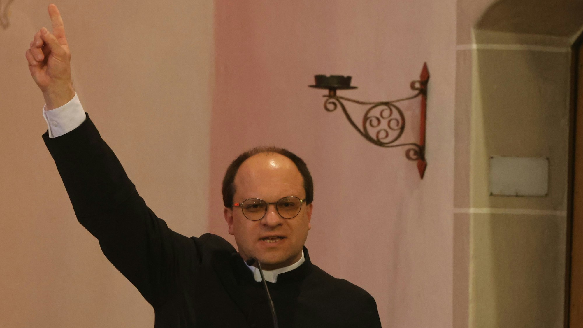 „Es besteht Konsens unter den Gremienvertretern, dass der neue Kirchenvorstand aus Mitgliedern aller ehemaligen Pfarreien bestehen soll“, sagt Kaplan Markus Brandt, der zum Pfarrverweser berufen worden ist (hier im April 2025 bei der Karfeitagsmusik in Morsbach-Holpe).