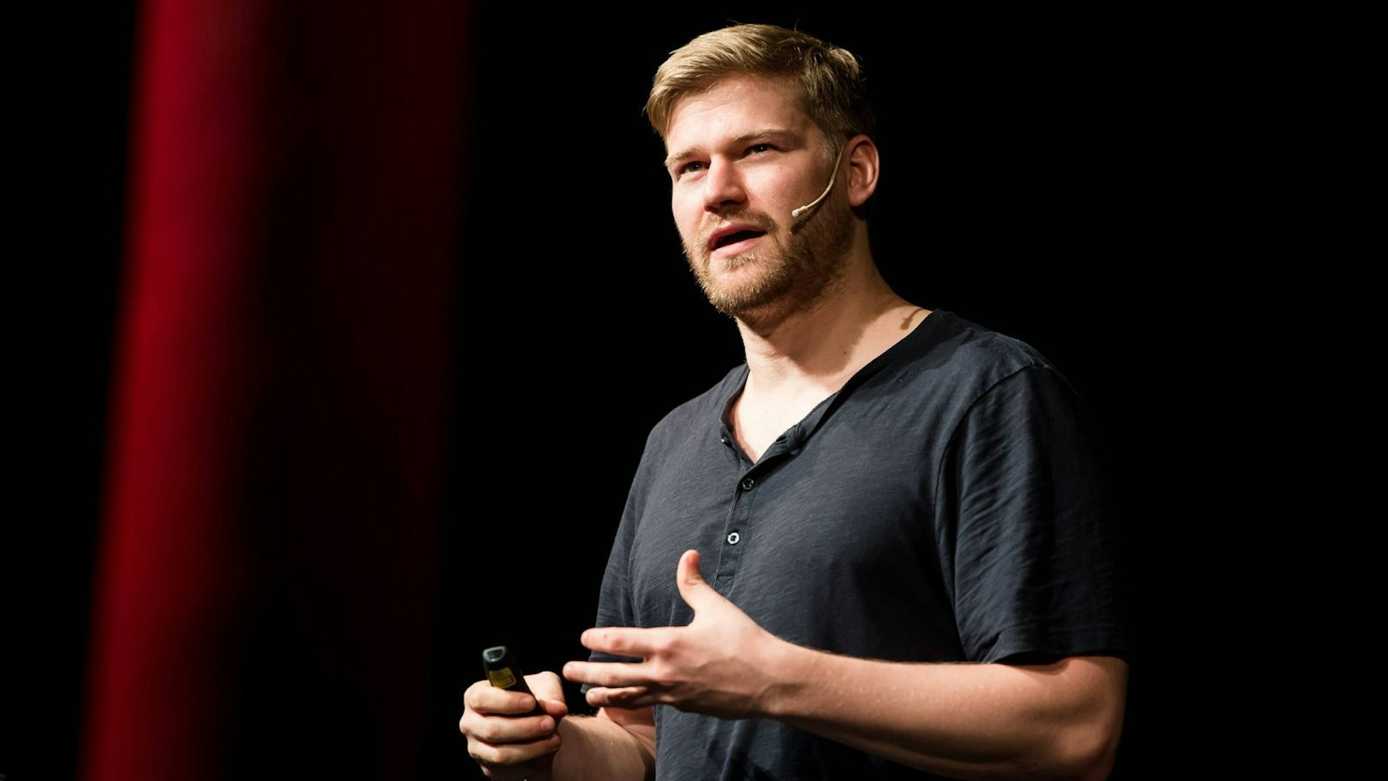 Shahak Shapira, hier bei einer Bühnenshow 2017, beobachtet zunehmenden Antisemitismus in Deutschland. (Bild: IMAGO / Lukas Barth)
