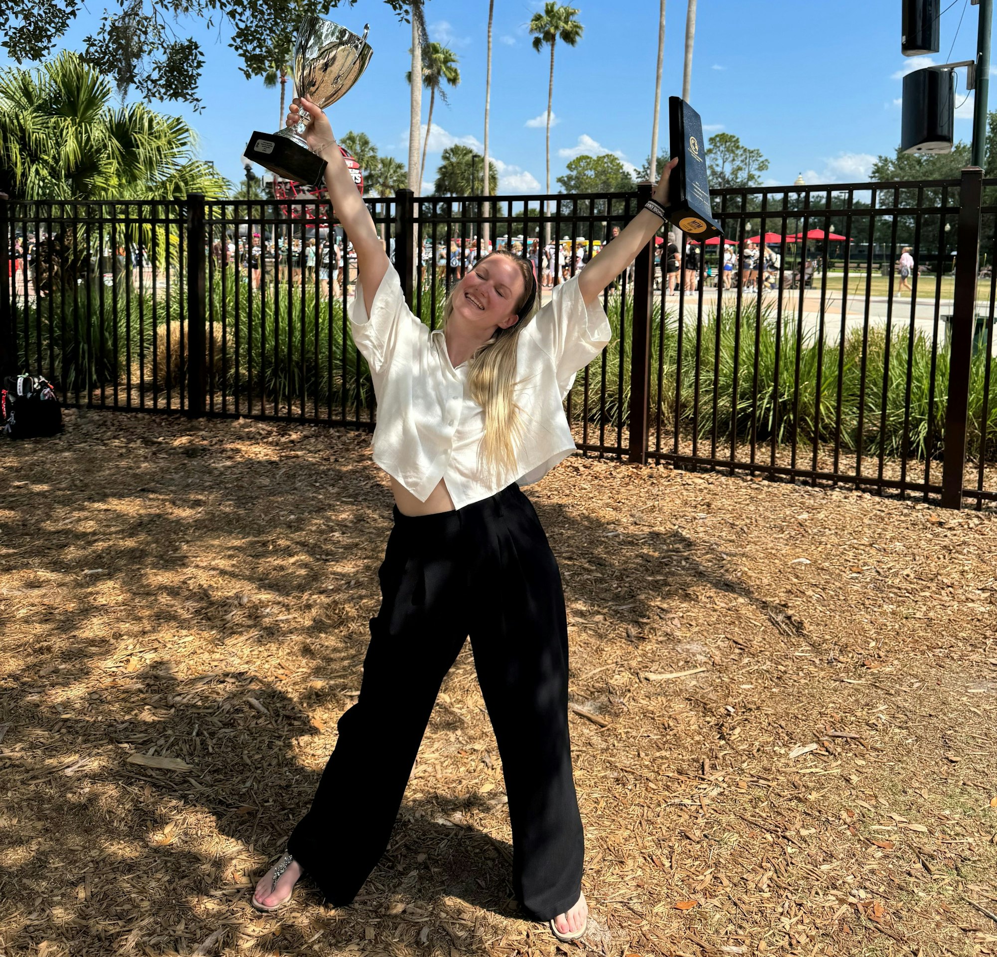 Svenja Kollek posiert mit mehreren Trophäen der Wildcats Leverkusen.