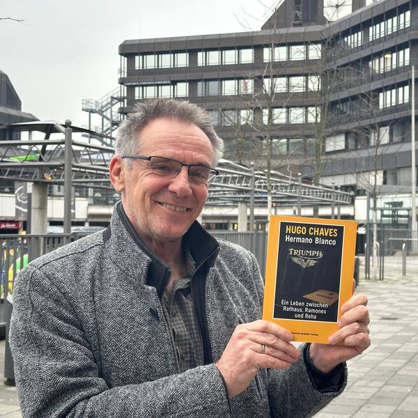 Rainer Gleß stellt sein erstes Buch mit dem Titel "Ein Leben zwischen Rathaus, Ramones und Reha" vor.