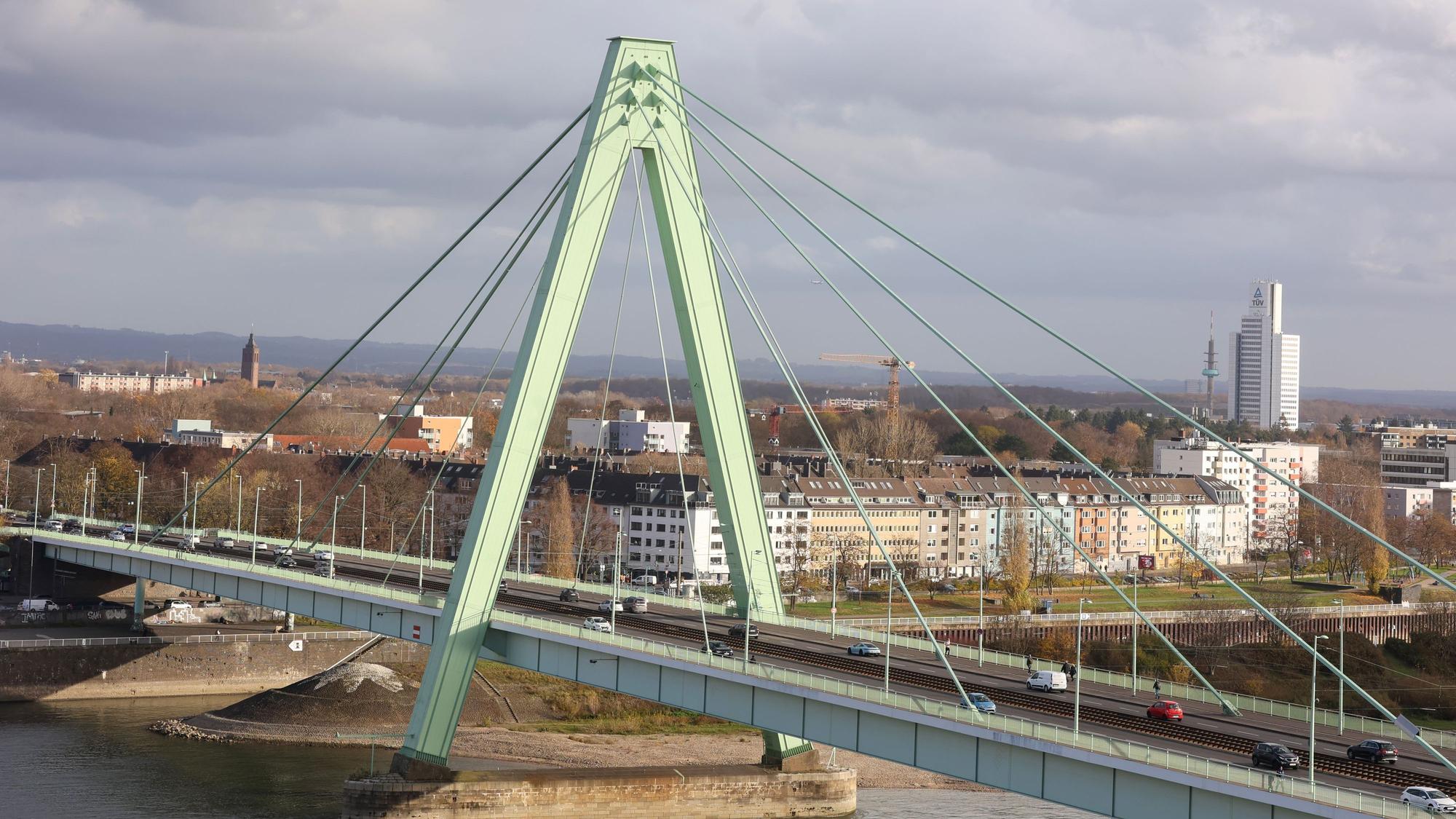 Blick auf die Severinsbrücke im Winter: Sie wird als Ausweichroute für Autofahrende empfohlen. (Archivbild)