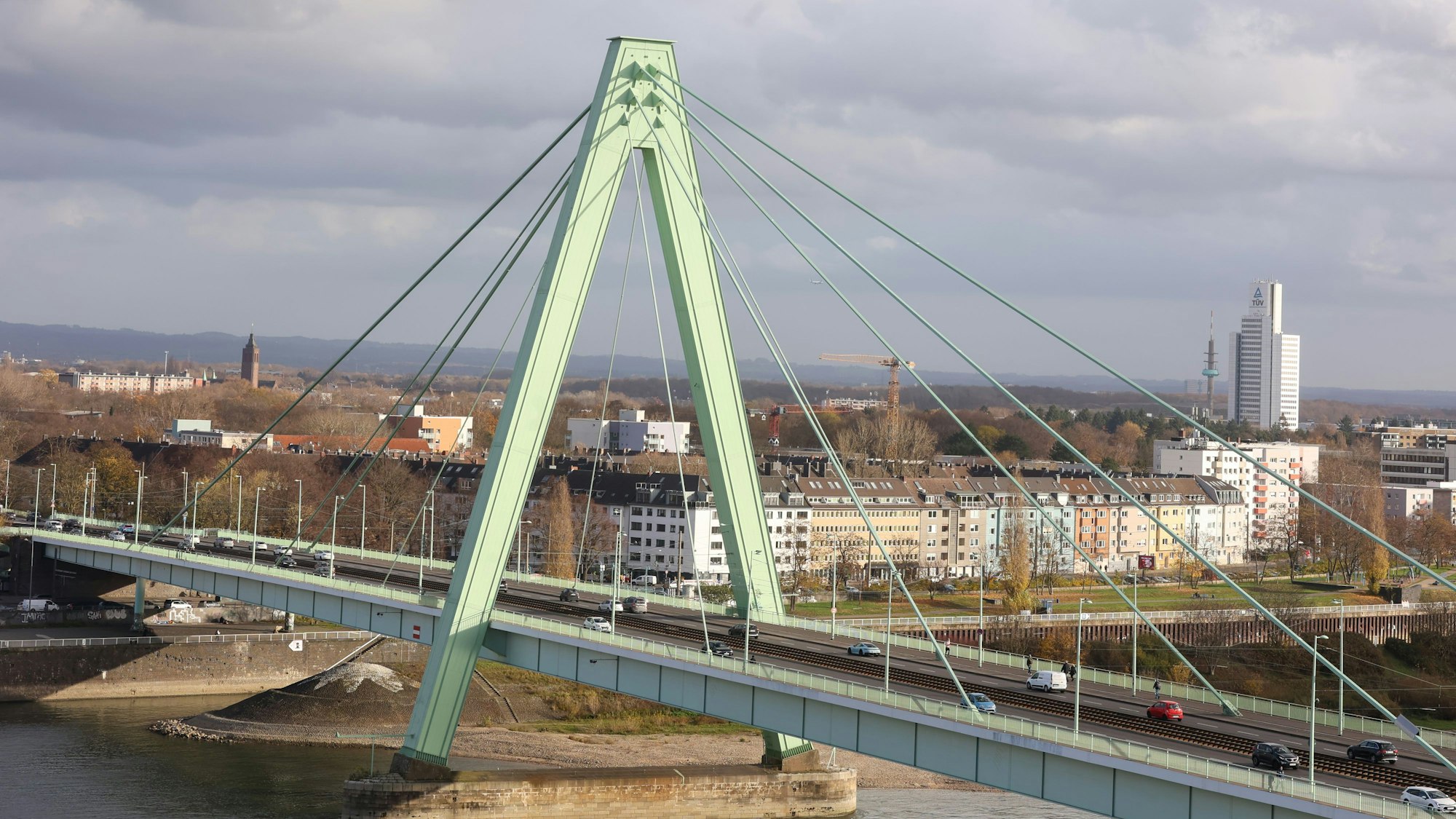 Die Deutzer Brücke ist für Fahrzeuge mit einem Gewicht von mehr als 3,5 Tonnen gesperrt.