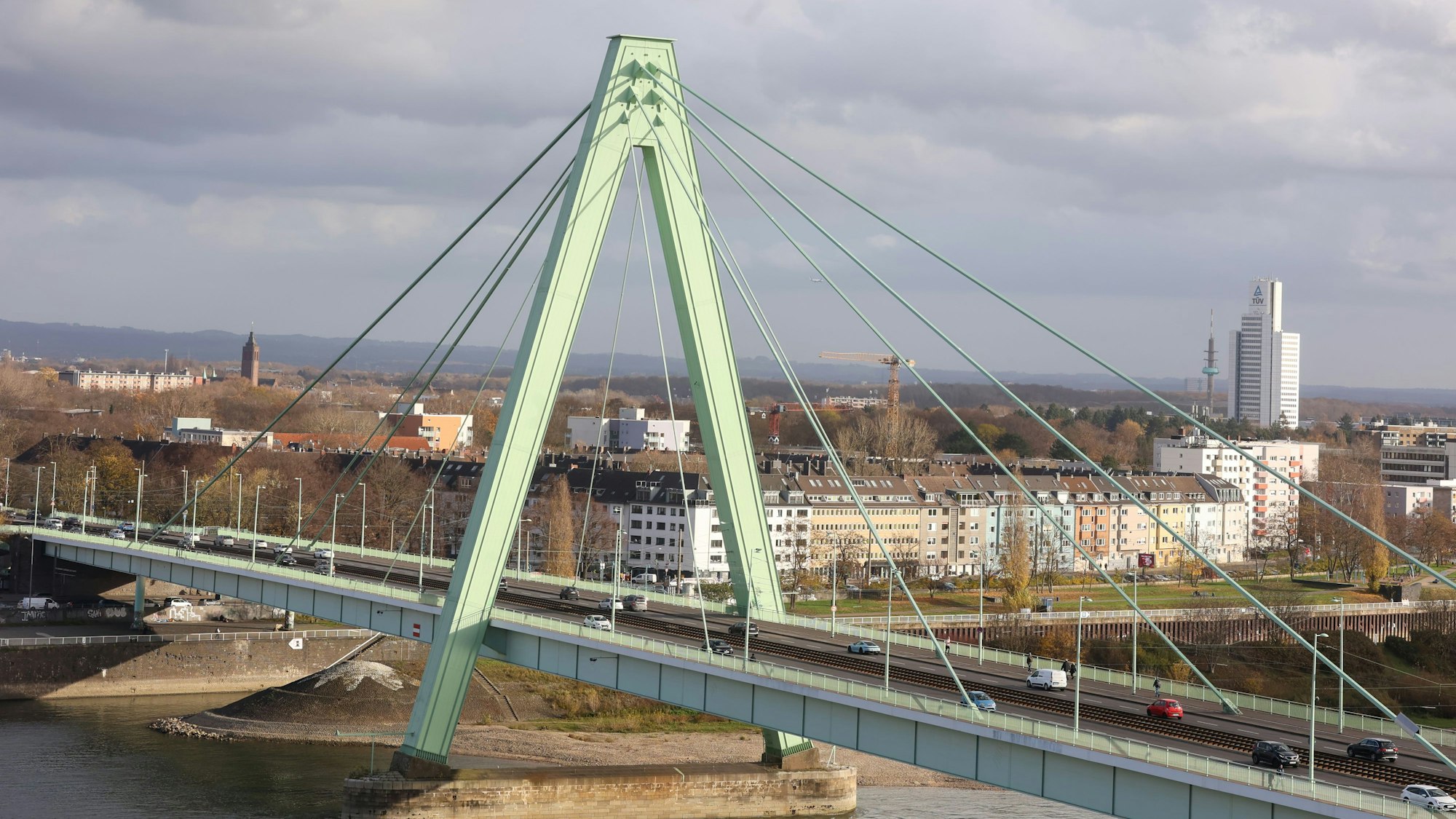 Die Deutzer Brücke könnte auf polizeiliche Anordnung im Zeitraum von 22.30 Uhr bis 1.30 Uhr gesperrt werden. (Archivbild)