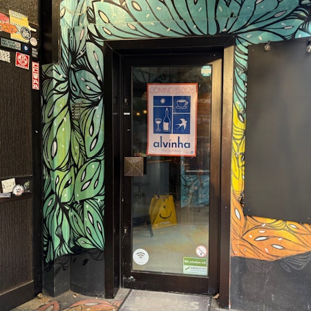 Ein Schild am Fenster kündigt an: Die Alvinha Wein- und Kaffeebar kommt in die Südstadt.