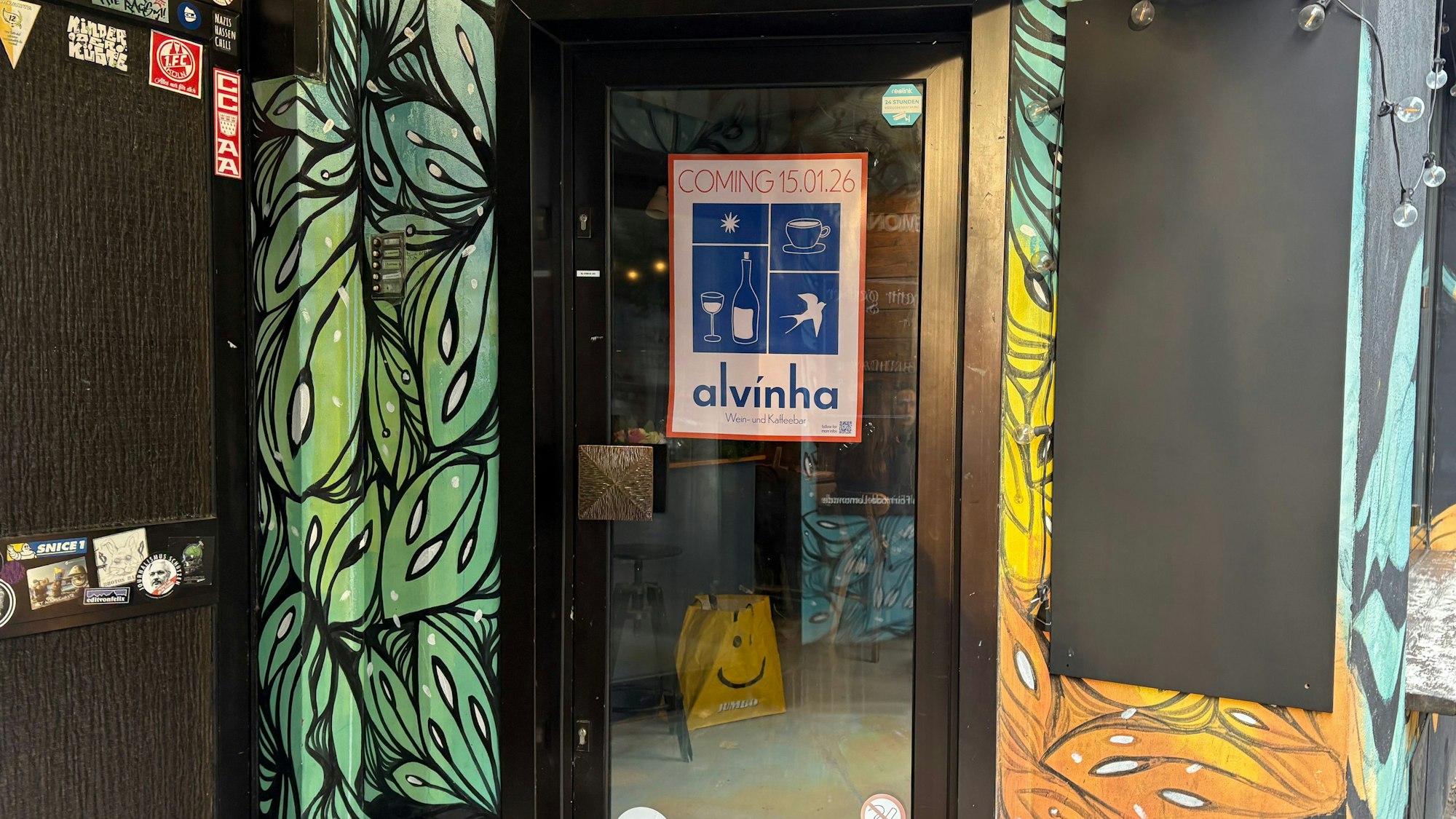 Ein Schild am Fenster kündigt an: Die Alvinha Wein- und Kaffeebar kommt in die Südstadt.